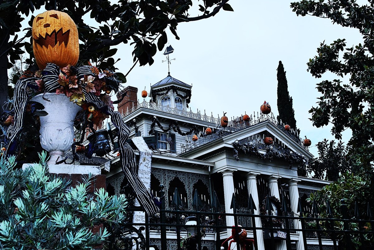 Θανατηφόρο τρενάκι του τρόμου: Γυναίκα πέθανε έπειτα από βόλτα στο Haunted Mansion στην Disneyland