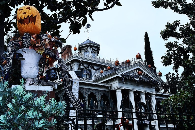 Θανατηφόρο τρενάκι του τρόμου: Γυναίκα πέθανε έπειτα από βόλτα στο Haunted Mansion στην Disneyland