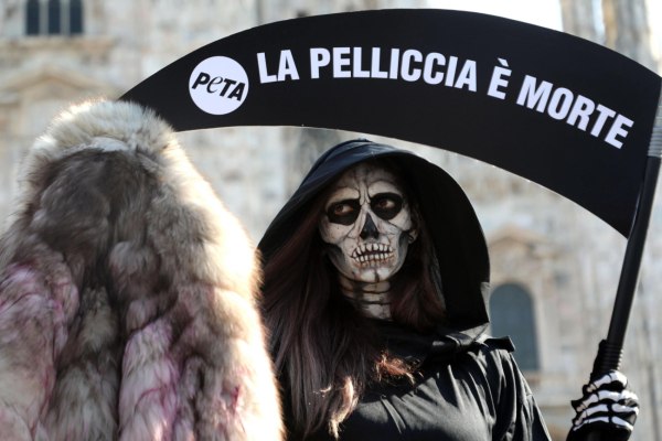 Μετά την Άννα Γουίντουρ: Vogue και Condé Nast εξορίζουν τη φυσική γούνα από τις σελίδες τους