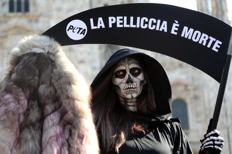 Μετά την Άννα Γουίντουρ: Vogue και Condé Nast εξορίζουν τη φυσική γούνα από τις σελίδες τους