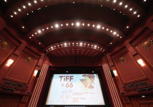 Η λάμψη της Ίντια Μουρ και η «εμφάνιση» του Τζιμ Τζάρμους: Όλα όσα είδαμε στην έναρξη του 66ου ΦΚΘ