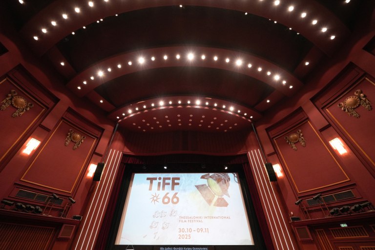 Η λάμψη της Ίντια Μουρ και η «εμφάνιση» του Τζιμ Τζάρμους: Όλα όσα είδαμε στην έναρξη του 66ου ΦΚΘ