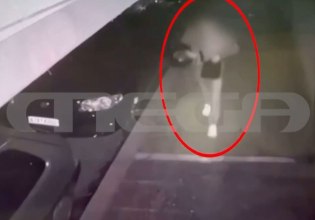 Ο 22χρονος επιστρέφει στο σπίτι του στην Καλλιθέα μετά τη διπλή δολοφονία στη Φοινικούντα – Βίντεο ντοκουμέντο