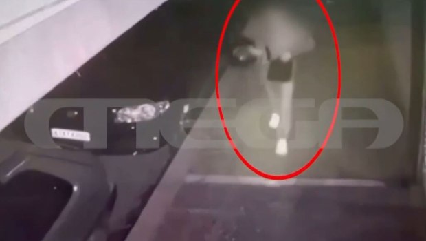 Ο 22χρονος επιστρέφει στο σπίτι του στην Καλλιθέα μετά τη διπλή δολοφονία στη Φοινικούντα – Βίντεο ντοκουμέντο