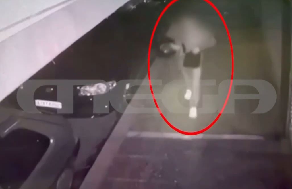 Ο 22χρονος επιστρέφει στο σπίτι του στην Καλλιθέα μετά τη διπλή δολοφονία στη Φοινικούντα – Βίντεο ντοκουμέντο