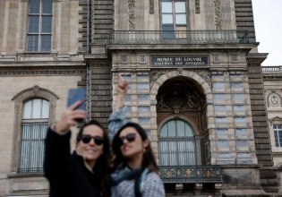Κουλ, βίντατζ, εμπνευσμένη και… πολιτική: Γιατί η Gen Z σπάει πλάκα με τη ληστεία στο Λούβρο