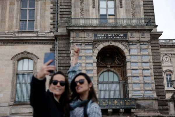 Κουλ, βίντατζ, εμπνευσμένη και… πολιτική: Γιατί η Gen Z σπάει πλάκα με τη ληστεία στο Λούβρο