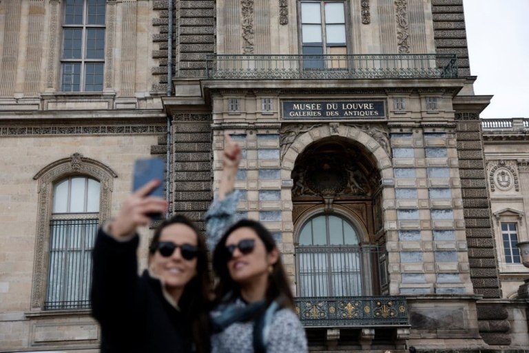 Κουλ, βίντατζ, εμπνευσμένη και… πολιτική: Γιατί η Gen Z σπάει πλάκα με τη ληστεία στο Λούβρο