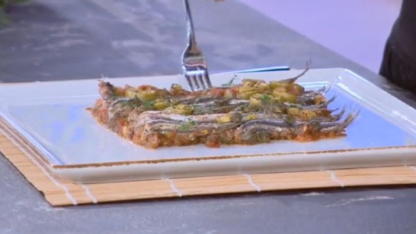 Συνταγή: Γαύρος πλακί με λαχανικά, κάπαρη και ελιές