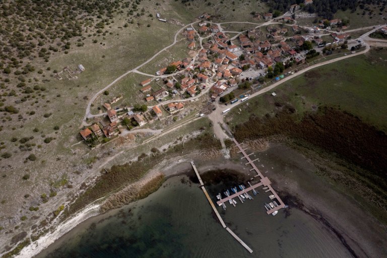 Η Μικρή Πρέσπα κινδυνεύει από την κλιματική αλλαγή – Εικόνες από drone δείχνουν την στάθμη να πέφτει δραματικά