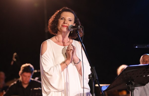 Άννα Μπιθικώτση: «Είχαν απειλήσει τον πατέρα μου με όπλο, για να μην τραγουδήσει στις συναυλίες του Θεοδωράκη»