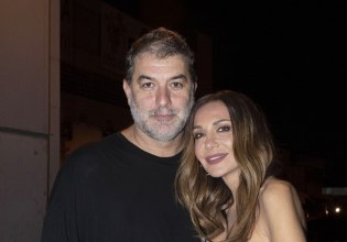 Δέσποινα Βανδή: Στο πλευρό του Βασίλη Μπισμπίκη στην πρεμιέρα της παράστασης του
