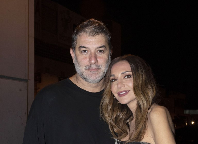 Δέσποινα Βανδή: Στο πλευρό του Βασίλη Μπισμπίκη στην πρεμιέρα της παράστασης του