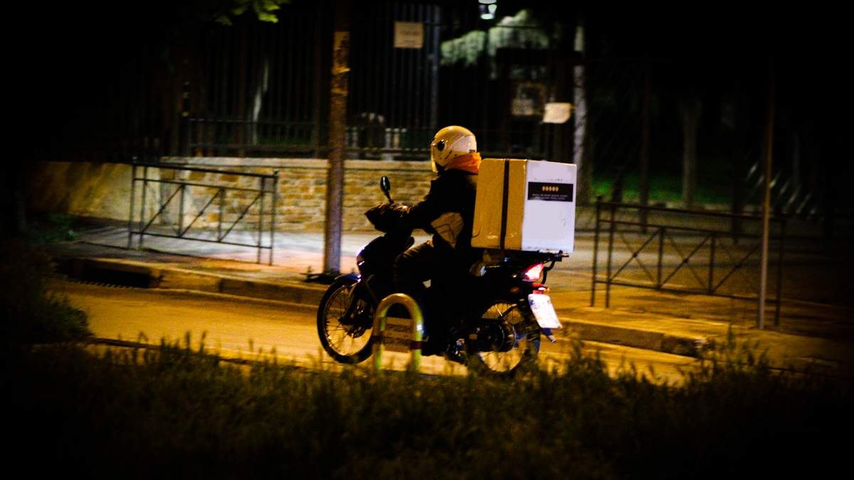 Συνελήφθησαν 3 νεαροί που έκαναν παραγγελίες και λήστευαν με την απειλή όπλου τους διανομείς