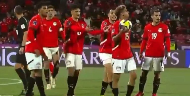 Απίστευτο: Διαπληκτισμός παικτών της Αιγύπτου και buzzer beater φάουλ στις καθυστερήσεις στο Μουντιάλ Κ20 (vid)