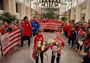 Ολυμπιακός: Η Σχολή της Θεσσαλονίκης υποδέχτηκε την ανδρική ομάδα ενόψει του αγώνα με τον ΠΑΟΚ (pic+vid)