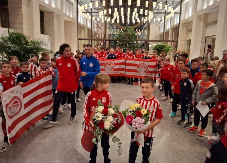 Ολυμπιακός: Η Σχολή της Θεσσαλονίκης υποδέχτηκε την ανδρική ομάδα ενόψει του αγώνα με τον ΠΑΟΚ (pic+vid)