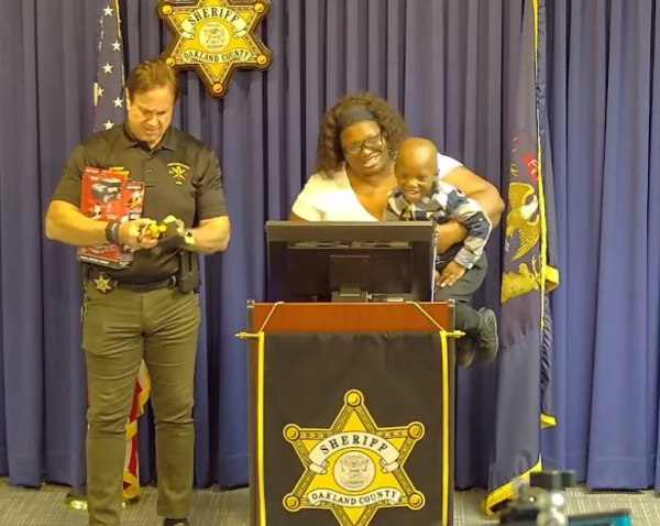 ΗΠΑ: Τρίχρονο αγόρι έσωσε τη ζωή της μητέρας του όταν αυτή υπέστη κρίση επιληψίας – Τιμήθηκε από την αστυνομία