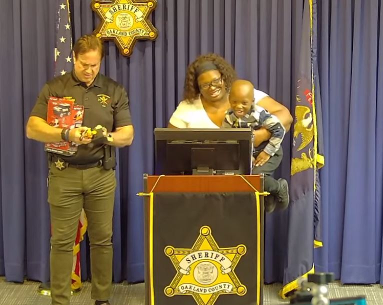 ΗΠΑ: Τρίχρονο αγόρι έσωσε τη ζωή της μητέρας του όταν αυτή υπέστη κρίση επιληψίας – Τιμήθηκε από την αστυνομία