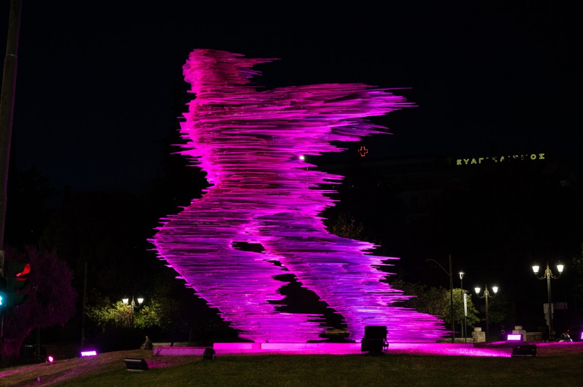 Φωταγώγηση του Δημαρχείου Αθηνών και του «Δρομέα» σε ροζ χρώμα