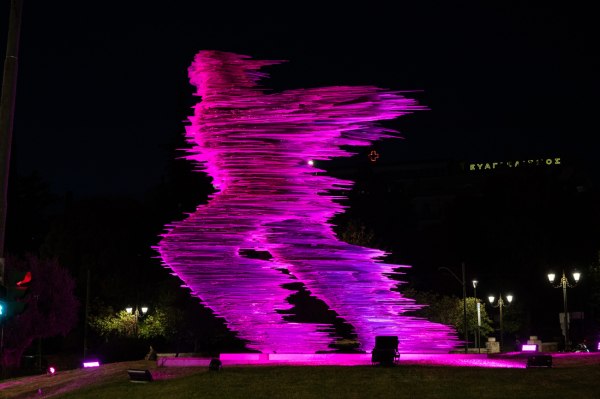 Φωταγώγηση του Δημαρχείου Αθηνών και του «Δρομέα» σε ροζ χρώμα