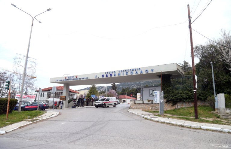 Νεαρή έπεσε από μπαλκόνι τρίτου ορόφου στη Θεσσαλονίκη – Νοσηλεύεται σε κρίσιμη κατάσταση