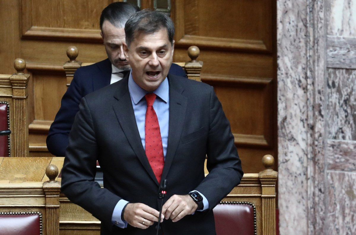 Χάρης Θεοχάρης: Επίθεση στα γραφεία του υφυπουργού – «Έβαλαν φωτιά στην είσοδο των γραφείων που είχαν κόσμο», καταγγέλλει η ΝΔ