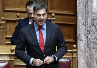 Χάρης Θεοχάρης: Επίθεση στα γραφεία του υφυπουργού – «Έβαλαν φωτιά στην είσοδο των γραφείων που είχαν κόσμο», καταγγέλλει η ΝΔ
