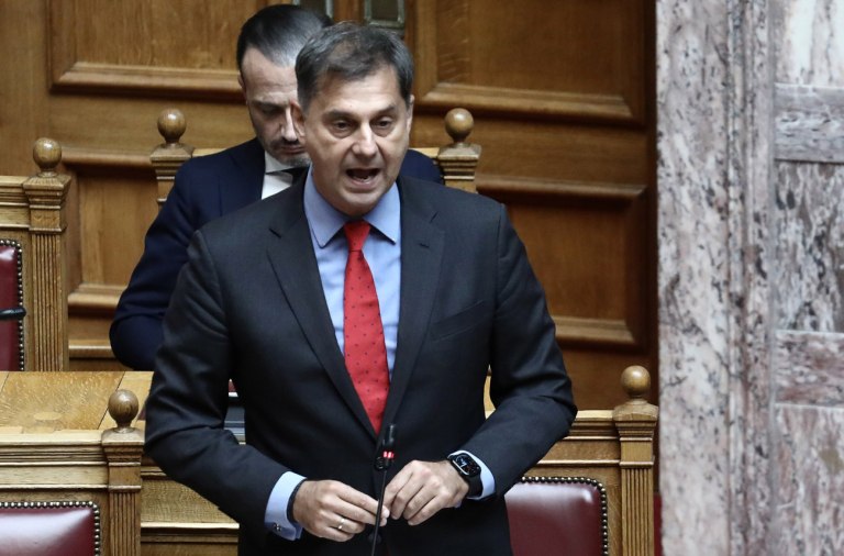 Χάρης Θεοχάρης: Επίθεση στα γραφεία του υφυπουργού – «Έβαλαν φωτιά στην είσοδο των γραφείων που είχαν κόσμο», καταγγέλλει η ΝΔ