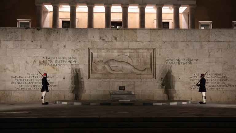 Κάγκελα παντού μήπως φοβίσουν και πνίξουν τη φωνή του λαού, ενώ έρχεται νέα δικογραφία με όνομα υπουργού