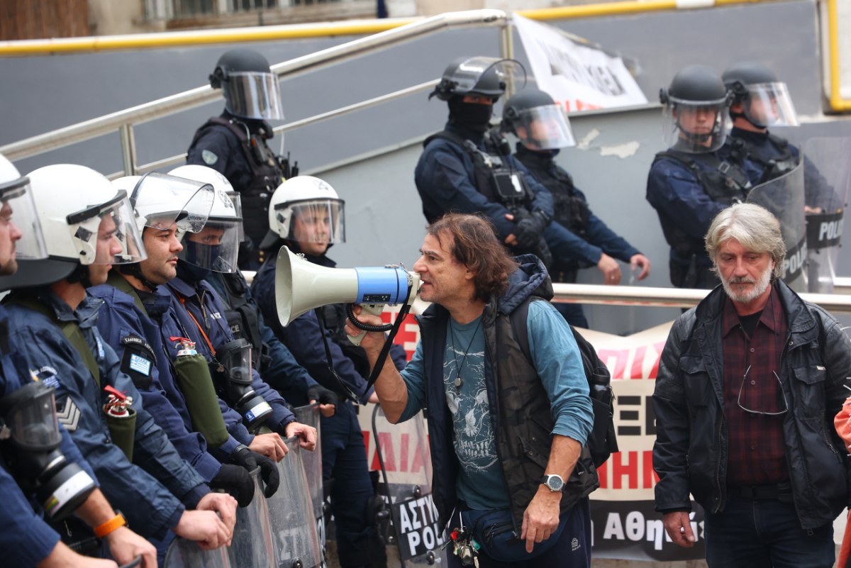 Χημικά και καταστολή καταγγέλλουν οι εκπαιδευτικοί που διαμαρτύρονταν για τις συγχωνεύσεις – «Ταχύτατη διερεύνηση», ζήτησε η Ζαχαράκη