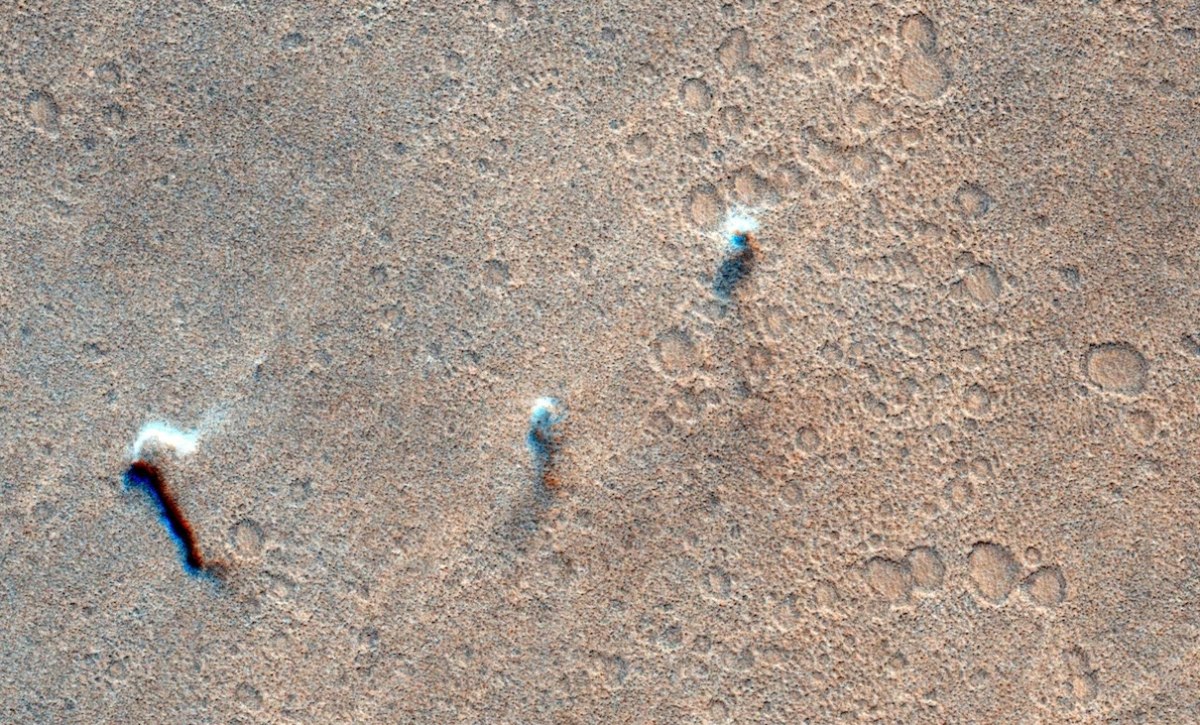 Τρεις αμμοστρόβιλοι καταγράφηκαν ταυτόχρονα σε εικόνα του δορυφόρου TGO (ESA/TGO/CaSSIS)