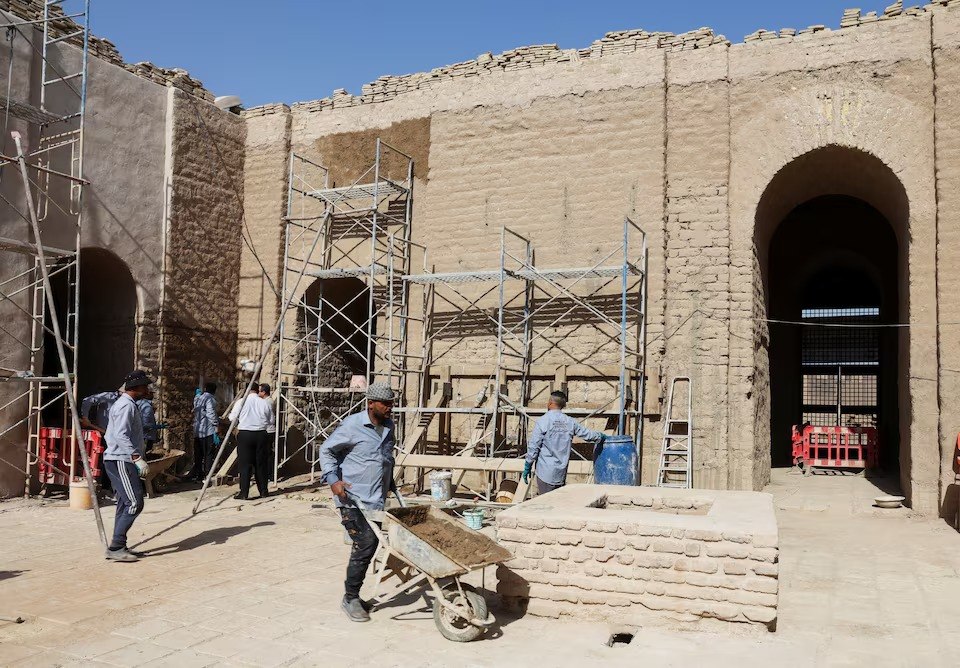 Εργάτες πραγματοποιούν εργασίες συντήρησης στο Βασιλικό Νεκροταφείο της Ουρ (Reuters)