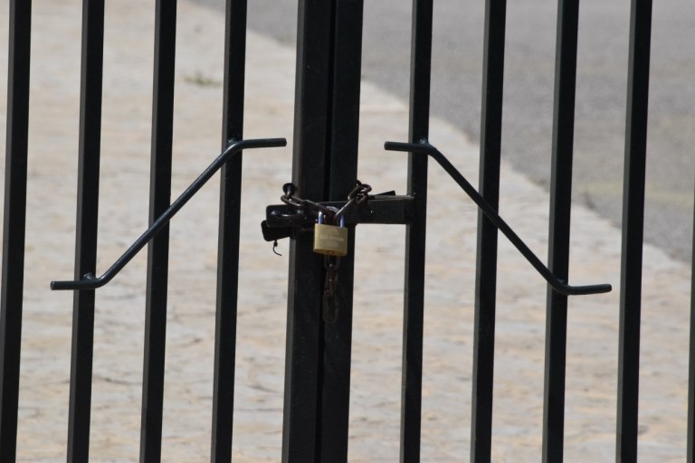 Περιστέρι: Συμπλοκή μαθητών με τούβλα και σκουπόξυλα – Τραυματίστηκαν καθηγητές