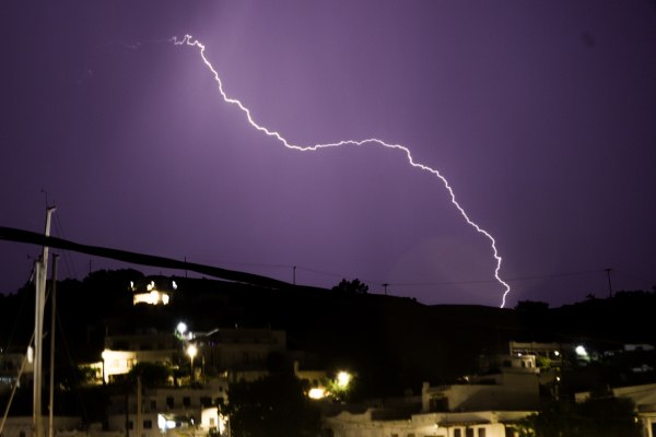 Πάνω από 18.000 κεραυνοί μέσα στη μέρα – Πού έπεσε η περισσότερη βροχή