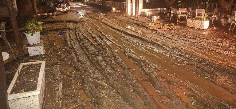 Γέμισαν με λάσπη δρόμοι της Άνδρου από την νεροποντή-Ολονύχτιες προσπάθειες του Δήμου να τους καθαρίσει