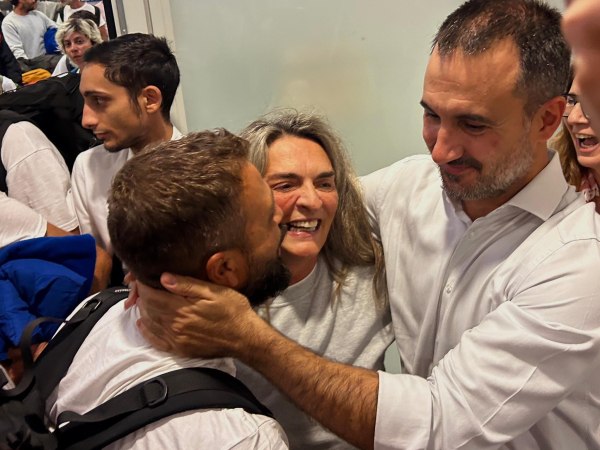 Χαρίτσης για επιστροφή 27 Ελλήνων από το Ισραήλ: Συγκίνηση και περηφάνια – Έσωσαν την τιμή της χώρας