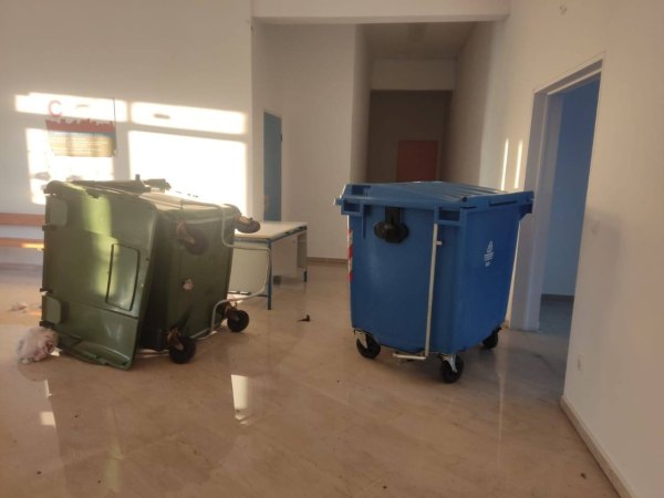 Βανδαλισμοί και πρόκληση ζημιών στο Λύκειο Άνδρου-Μέχρι και κάδους απορριμμάτων έβαλαν στις τάξεις