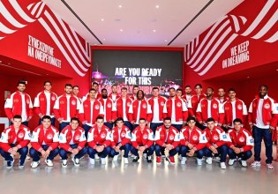 Ο Ολυμπιακός μπροστά στην Ιστορία: Οι «ερυθρόλευκοι» επισκέφθηκαν το θρυλικό Μουσείο του συλλόγου (vids)