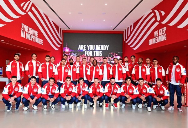 Ο Ολυμπιακός μπροστά στην Ιστορία: Οι «ερυθρόλευκοι» επισκέφθηκαν το θρυλικό Μουσείο του συλλόγου (vids)