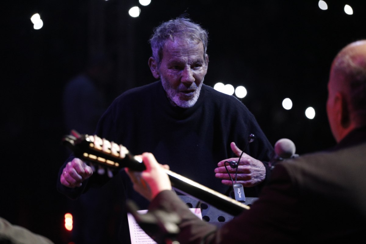 Ο Σταύρος Ξαρχάκος αποχαιρετά τον Διονύση Σαββόπουλο: «Θα κρατάει έναν καθρέφτη απέναντι στον Έλληνα»