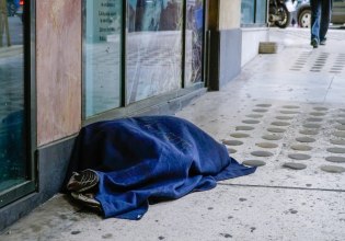 Η Ευρώπη χωρίς στέγη: Εκρηκτική αύξηση αστέγων σε όλη την Ένωση