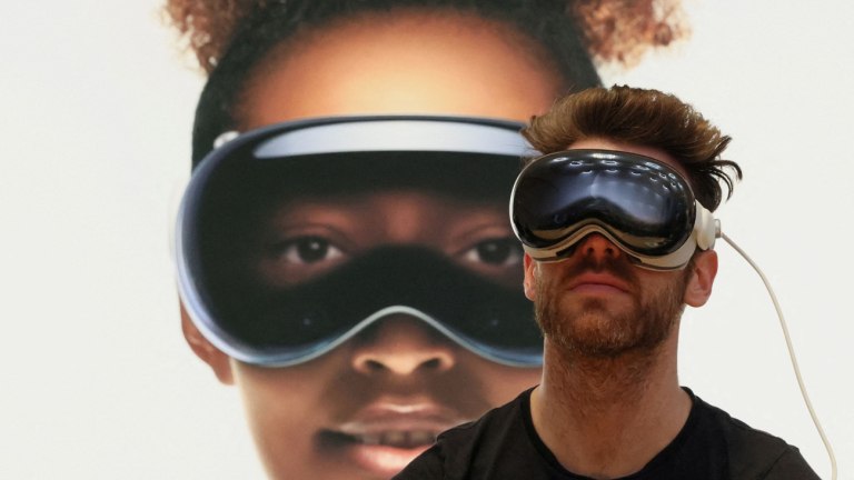 H Apple ετοιμάζει έξυπνα γυαλιά ως απάντηση στη Meta – Παγώνει το νέο μοντέλο του Vision Pro