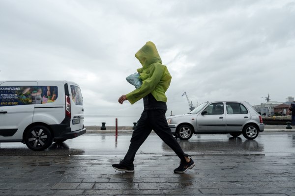 Καιρός: Συνεχίζονται τα έντονα φαινόμενα σε αρκετές περιοχές – Βροχές και στην Αττική