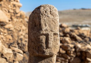 Μήπως η τέχνη προηγήθηκε της γεωργίας; – Χαραγμένος λίθος 11.000 ετών αλλάζει την οπτική μας για τον πολιτισμό