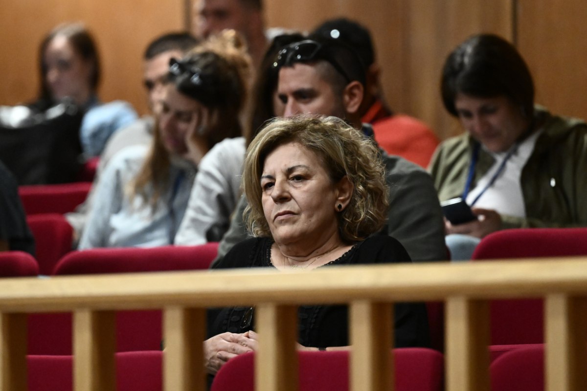 Υποστηρικτής της Χρυσής Αυγής προπηλάκισε τη Μάγδα Φύσσα στο δικαστήριο