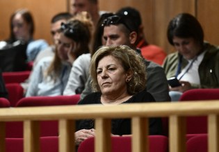 Υποστηρικτής της Χρυσής Αυγής προπηλάκισε τη Μάγδα Φύσσα στο δικαστήριο