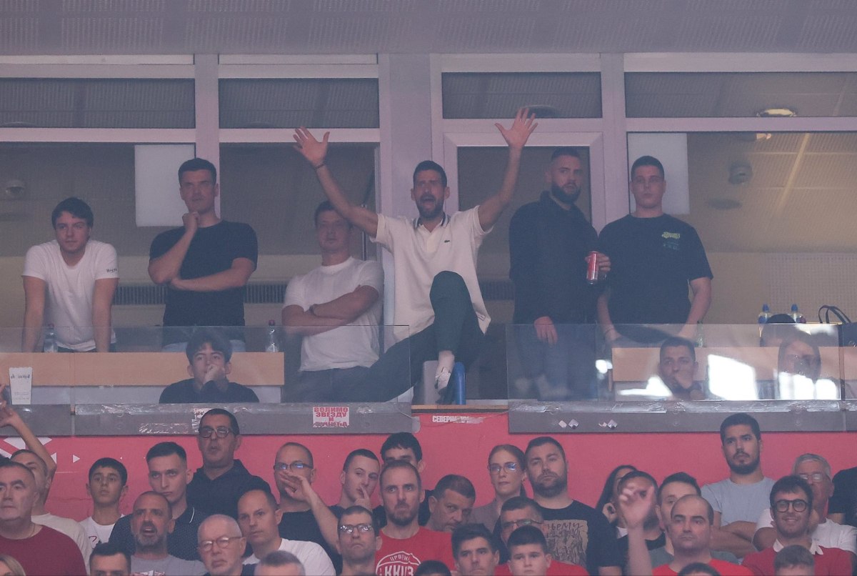 «Τρελαμένος» ο Τζόκοβιτς: Τραγούδησε σύνθημα του Ολυμπιακού σε ματς του Ερυθρού Αστέρα (vid)