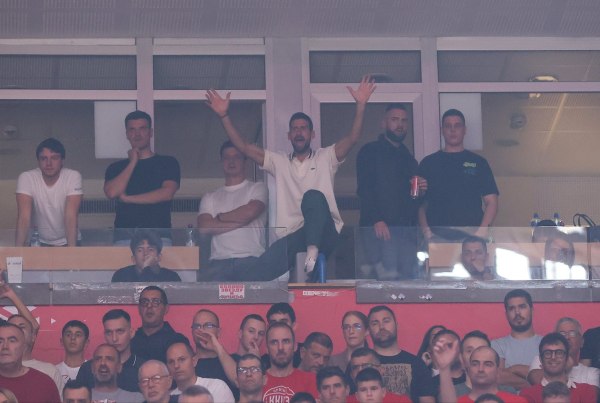 «Τρελαμένος» ο Τζόκοβιτς: Τραγούδησε σύνθημα του Ολυμπιακού σε ματς του Ερυθρού Αστέρα (vid)