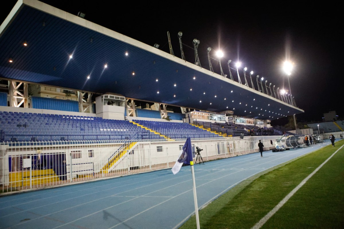 Χειροπέδες στον πρόεδρο του Ατρομήτου για φωτοβολίδες και κροτίδες στο γήπεδο του Περιστερίου